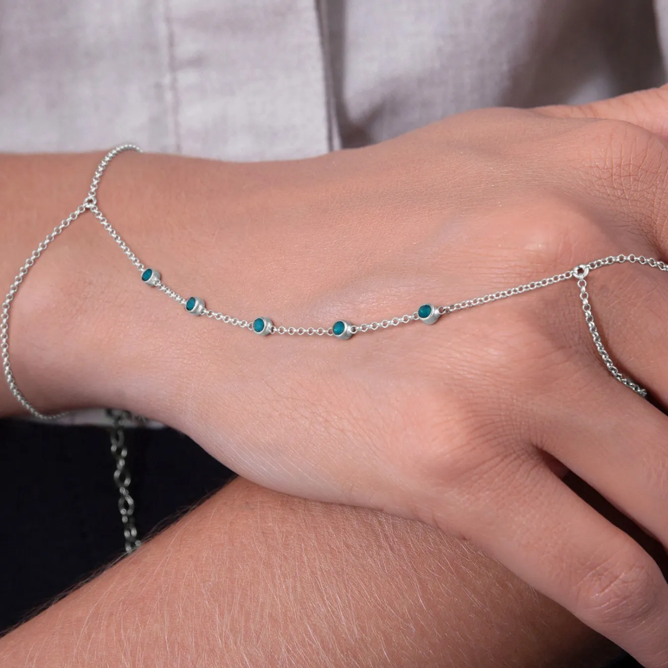 Elli "Armband Handchain | Kristalle (Grün)< Armbänder|Vergoldet