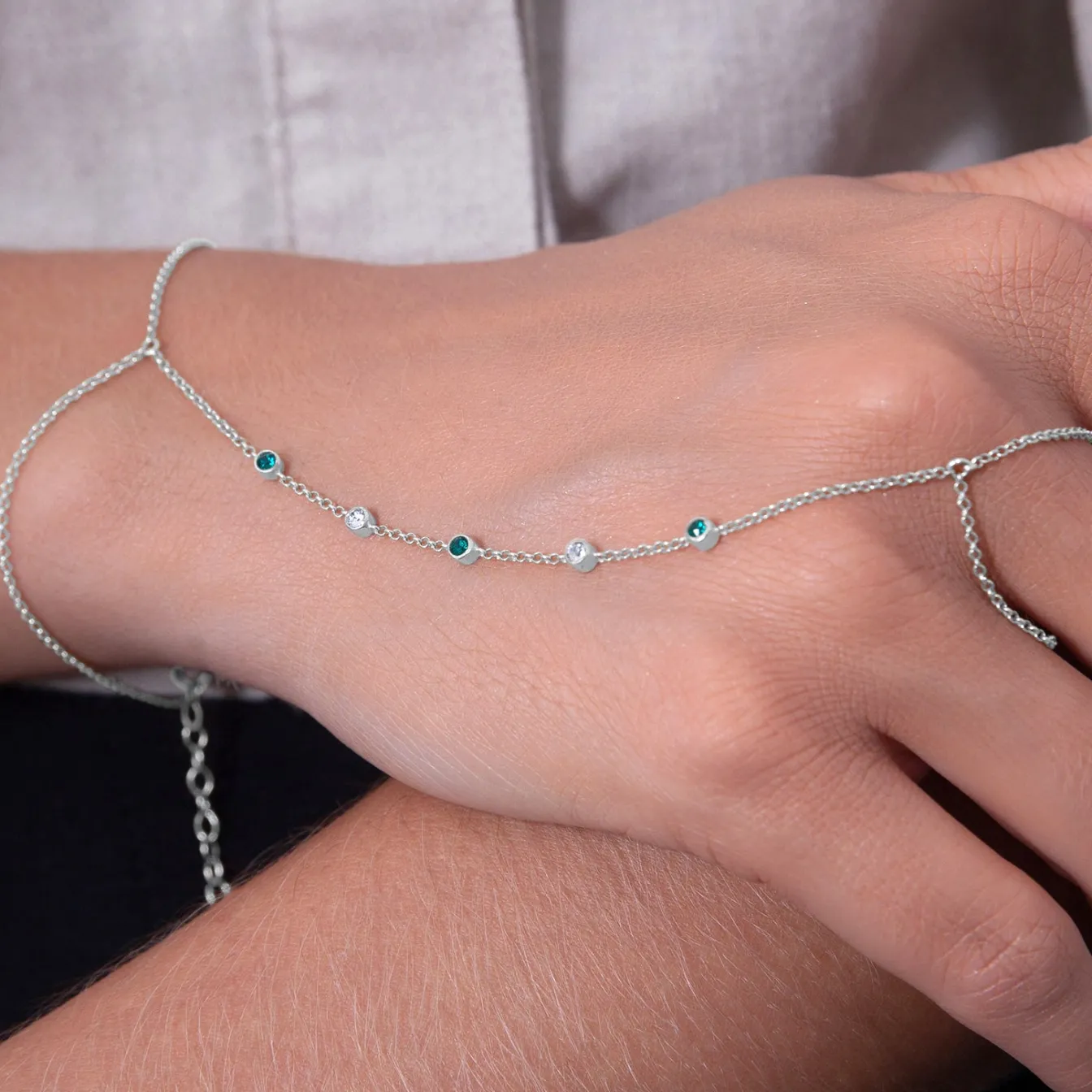 Elli "Armband Handchain | Kristalle (Grün)< Armbänder|Vergoldet