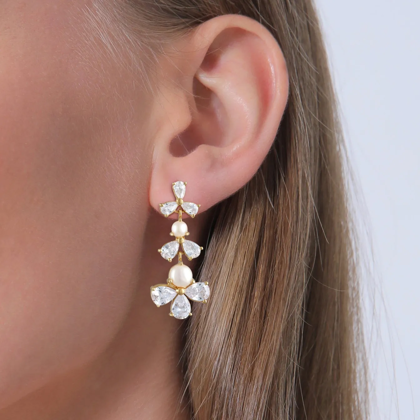 Elli "Ohrstecker Blume | Zirkonia (Weiß) & Süßwasserzuchtperlen< Vergoldet|Symbol-schmuck